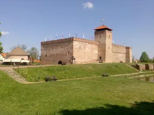 Gyula Pensiunea de pe strada Hold (Luna)