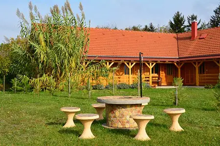 Cazare Szigetbecse - Casa de oaspeţi Partiház -Casa de oaspeţi Nefelejcs