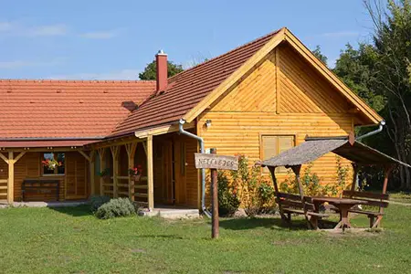 Cazare Szigetbecse - Casa de oaspeţi Partiház -Casa de oaspeţi Nefelejcs