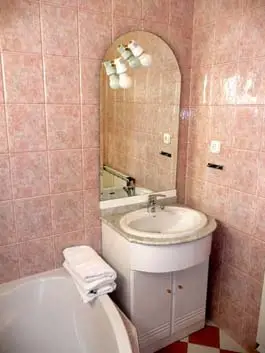 Fődi Apartman, Apartman zárt kertes családi házban (utca felőli oldal)