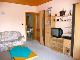 Fődi Apartman, Apartman zárt kertes családi házban (utca felőli oldal)