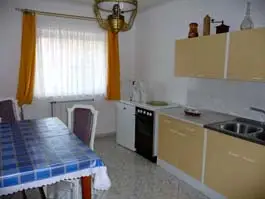 Fődi Apartman, Apartman zárt kertes családi házban (kert felőli oldal)