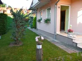 Apartament în casă familială cu grădină privată (partea de langa gradina)